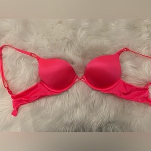 Hot pink Bombshell push-up bra by Victoria’s Secret!
